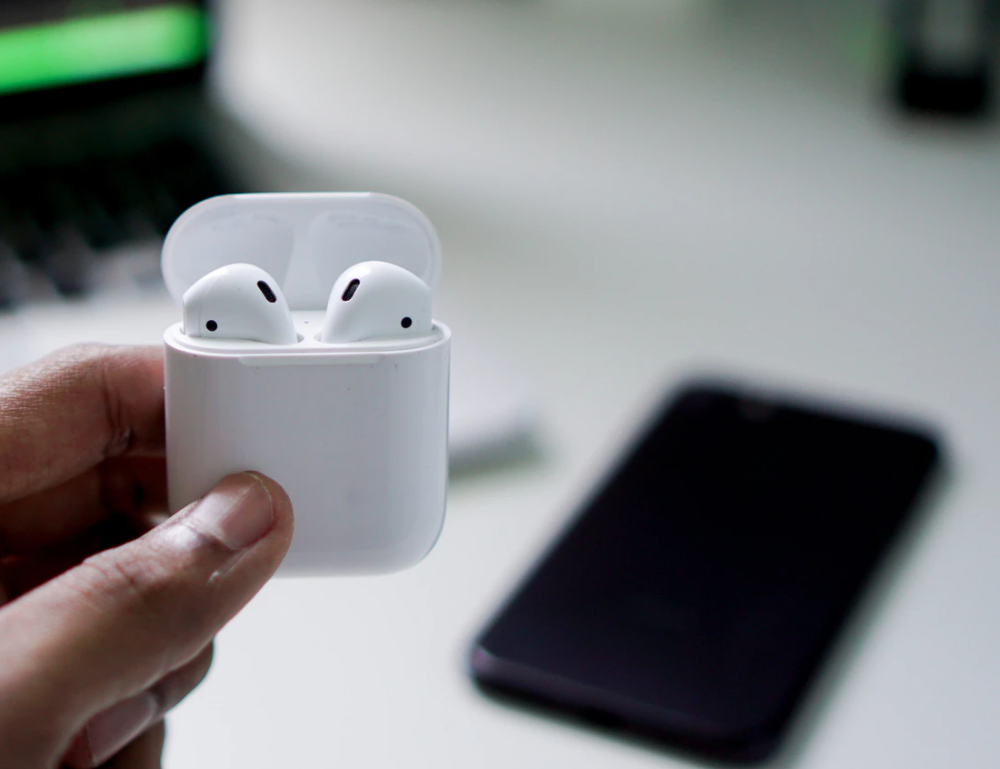 如何设置让 AirPods 在 iPhone 和其它苹果设备之间自动切换？