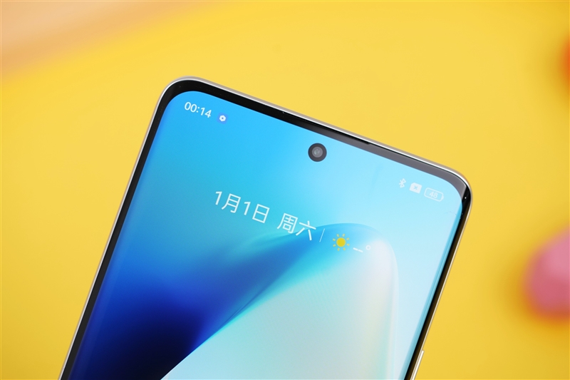 极窄下巴护眼曲面屏、1亿像素！真我10 Pro+评测：做屏幕、影像最强王者