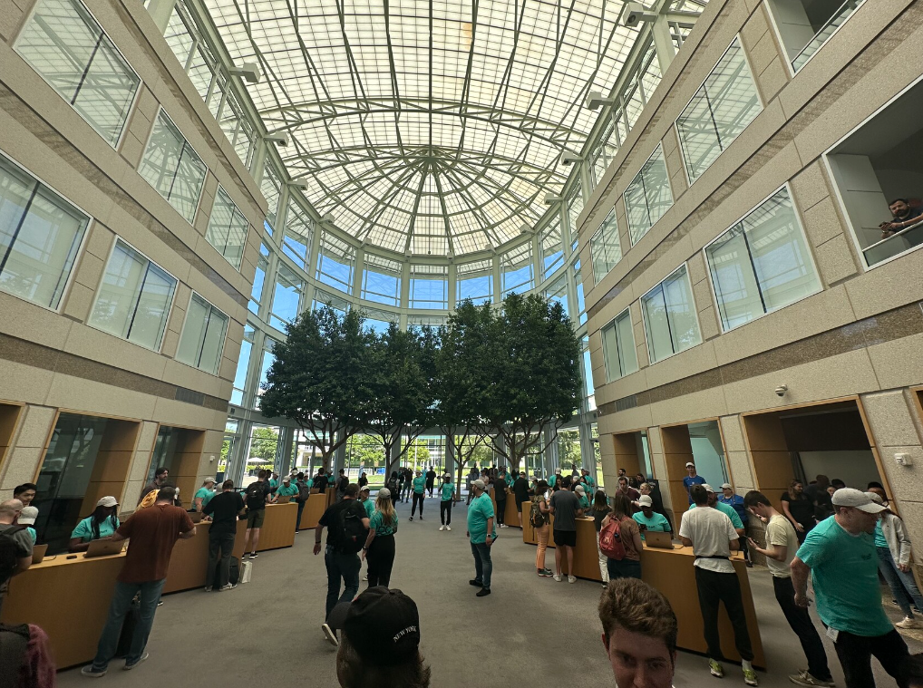 苹果为 WWDC23 开发者准备了限量版礼品，包括手提袋、徽章等