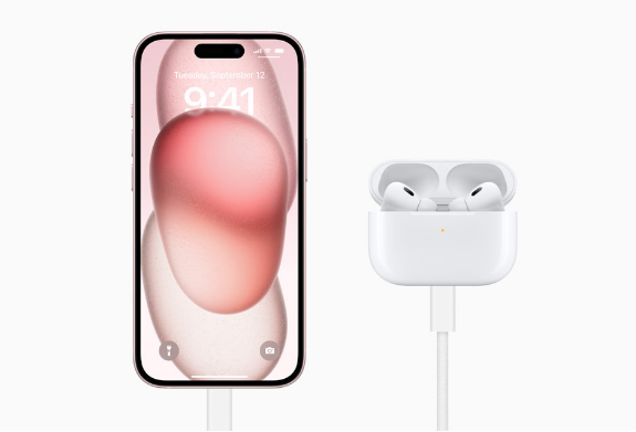 如何使用 iPhone 15 系列机型为 AirPods 等设备充电？