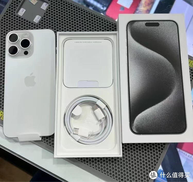 iPhone15Pro Max跌至“清仓价”，突降3341元，钛金属+苹果A17Pro