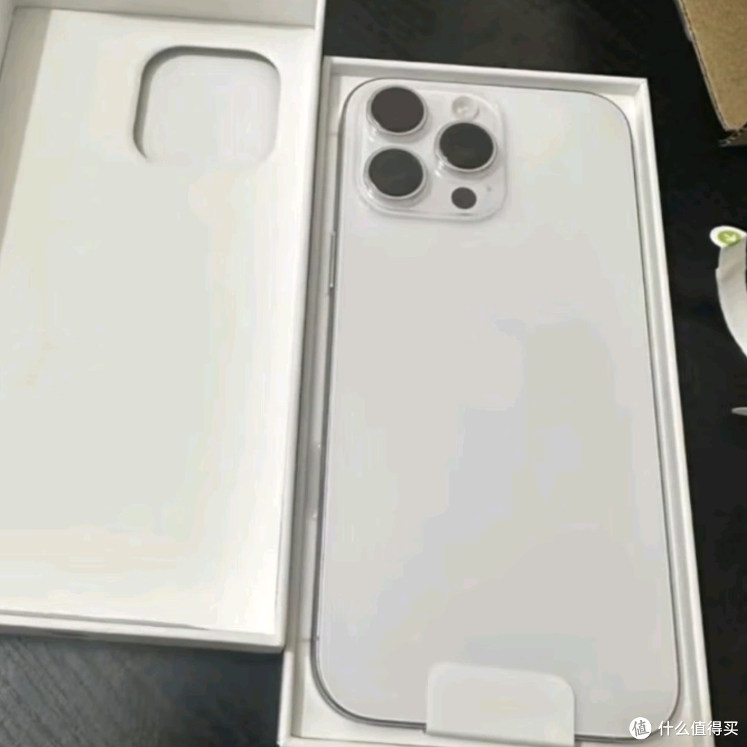 哇！iPhone 16 Pro Max，白色钛金属的诱惑！