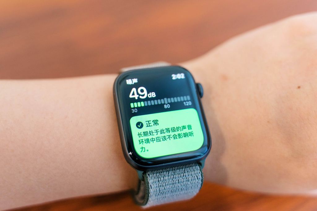 如何使用 Apple Watch 检测周围噪音音量？