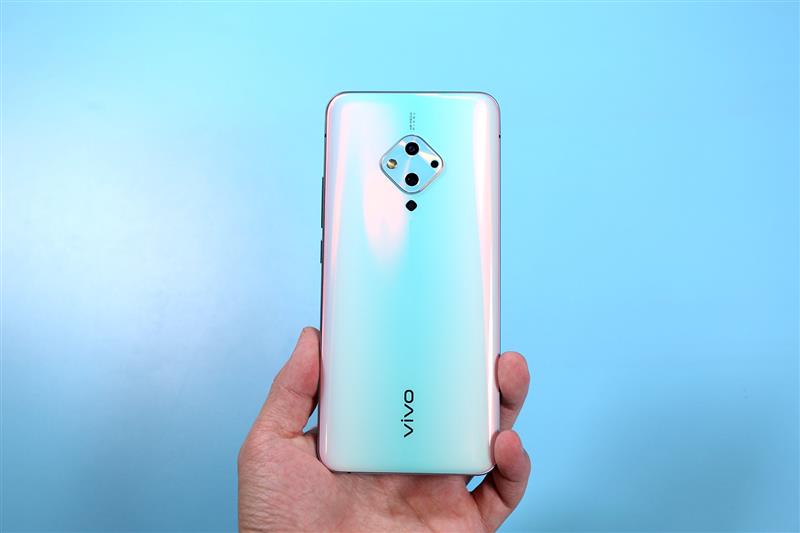 压轴爆款vivo S5评测：最小挖孔 几乎完美全面屏