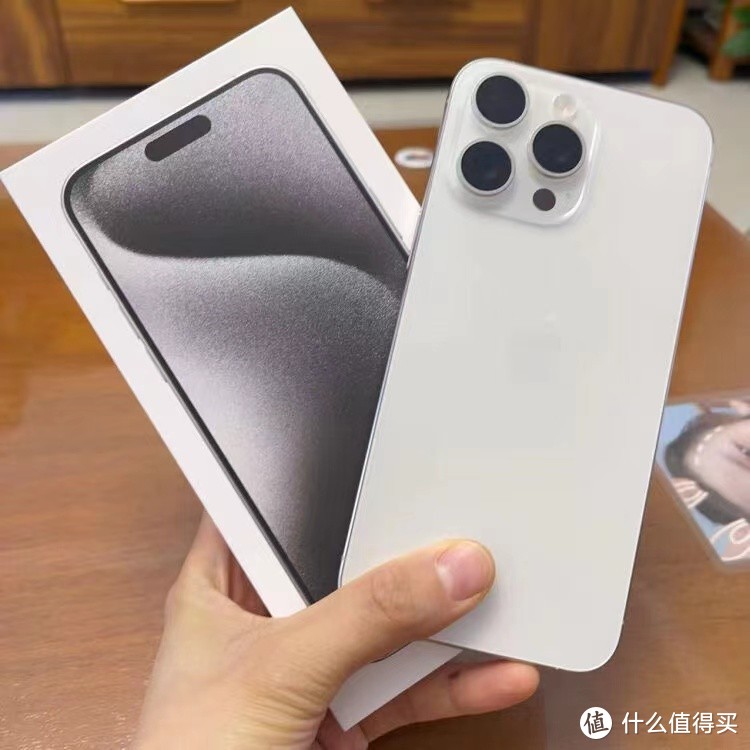 库克终于“低头”了，iPhone15Pro大降2000元，果粉：终于等到了